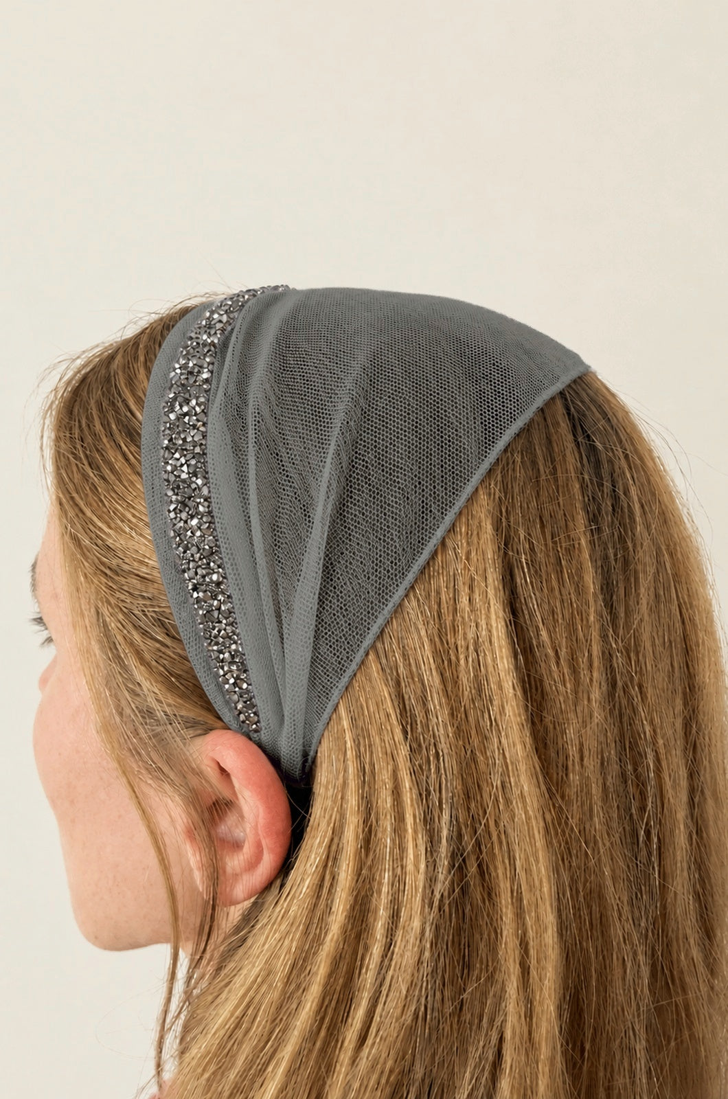 Bentita Tulle pe cordeluta cu sclipici, culoare Gri 61, sclipici gri, pe cap