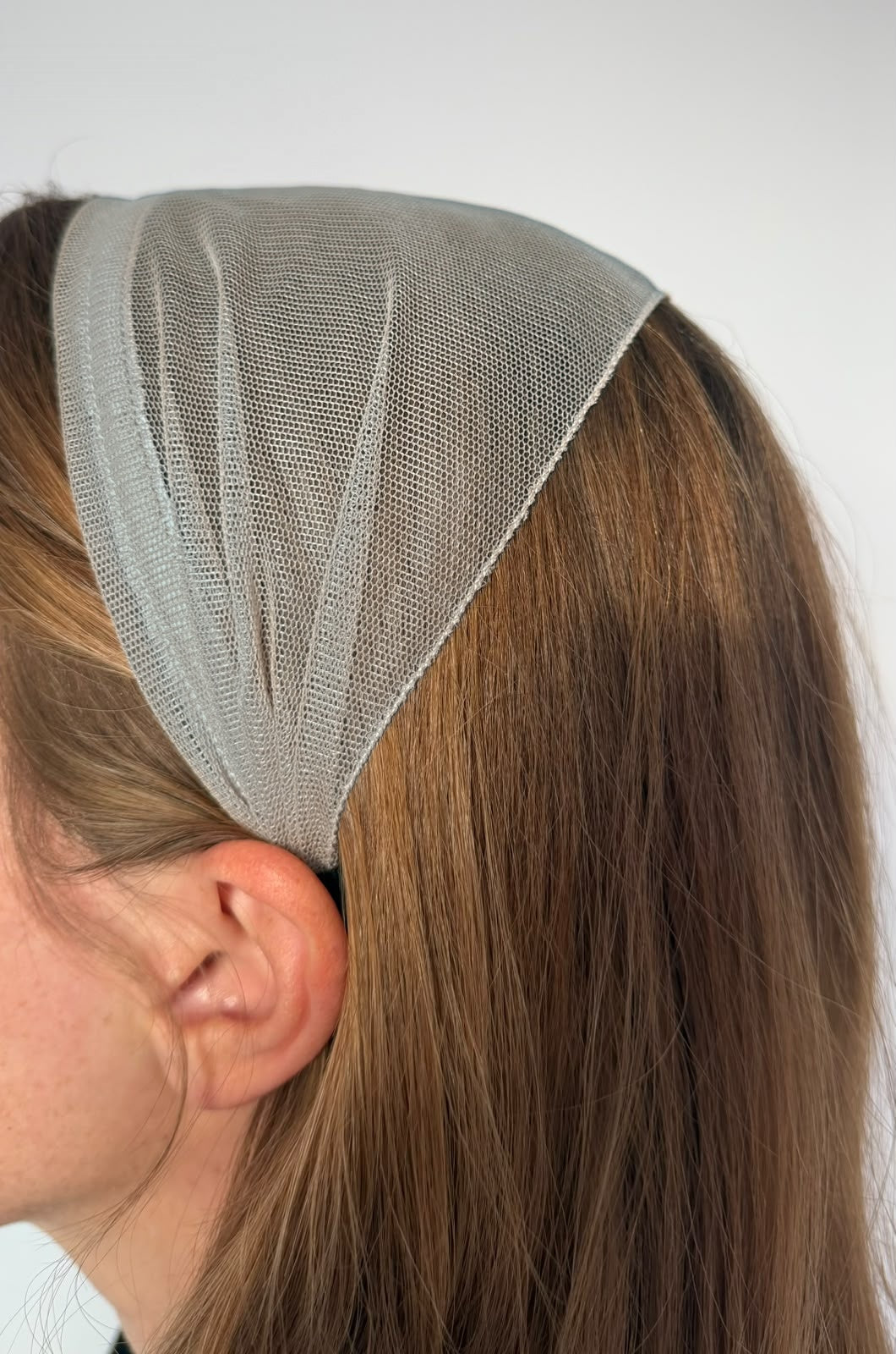 Bentita Tulle pe cordeluta, culoare Gri deschis 62, pe cap