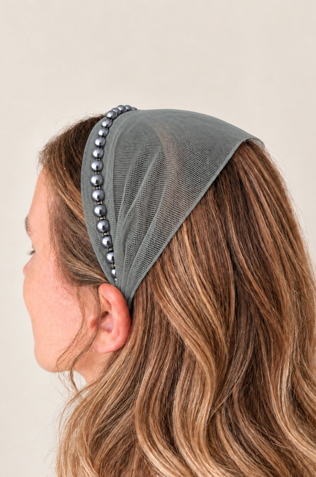Bentita Tulle pe cordeluta cu perle, culoare Gri deschis 62, perle gri, pe cap