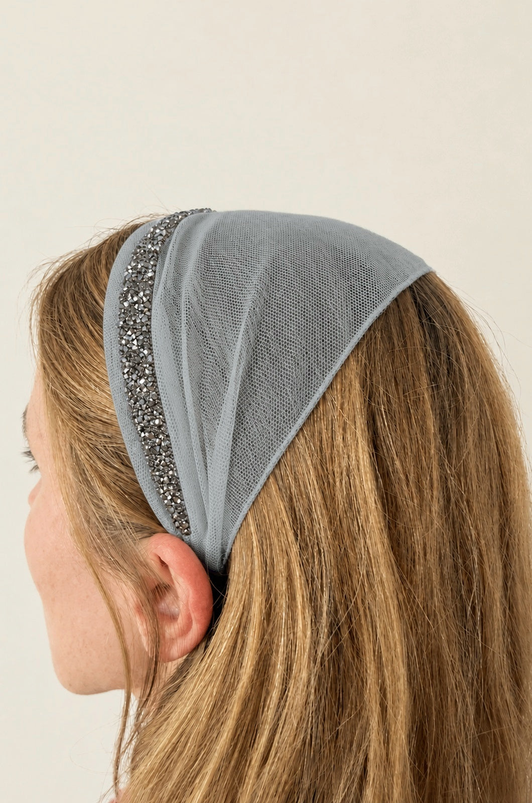 Bentita Tulle pe cordeluta cu sclipici, culoare Gri deschis 62, sclipici gri, pe cap