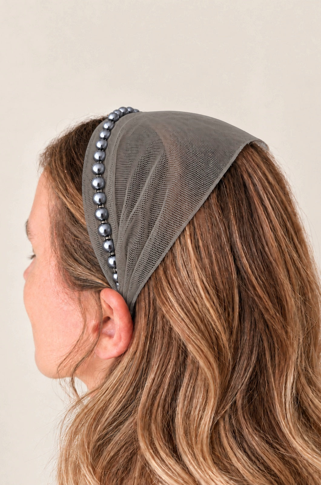 Bentita Tulle pe cordeluta cu perle, culoare Toupe 63, perle gri, pe cap