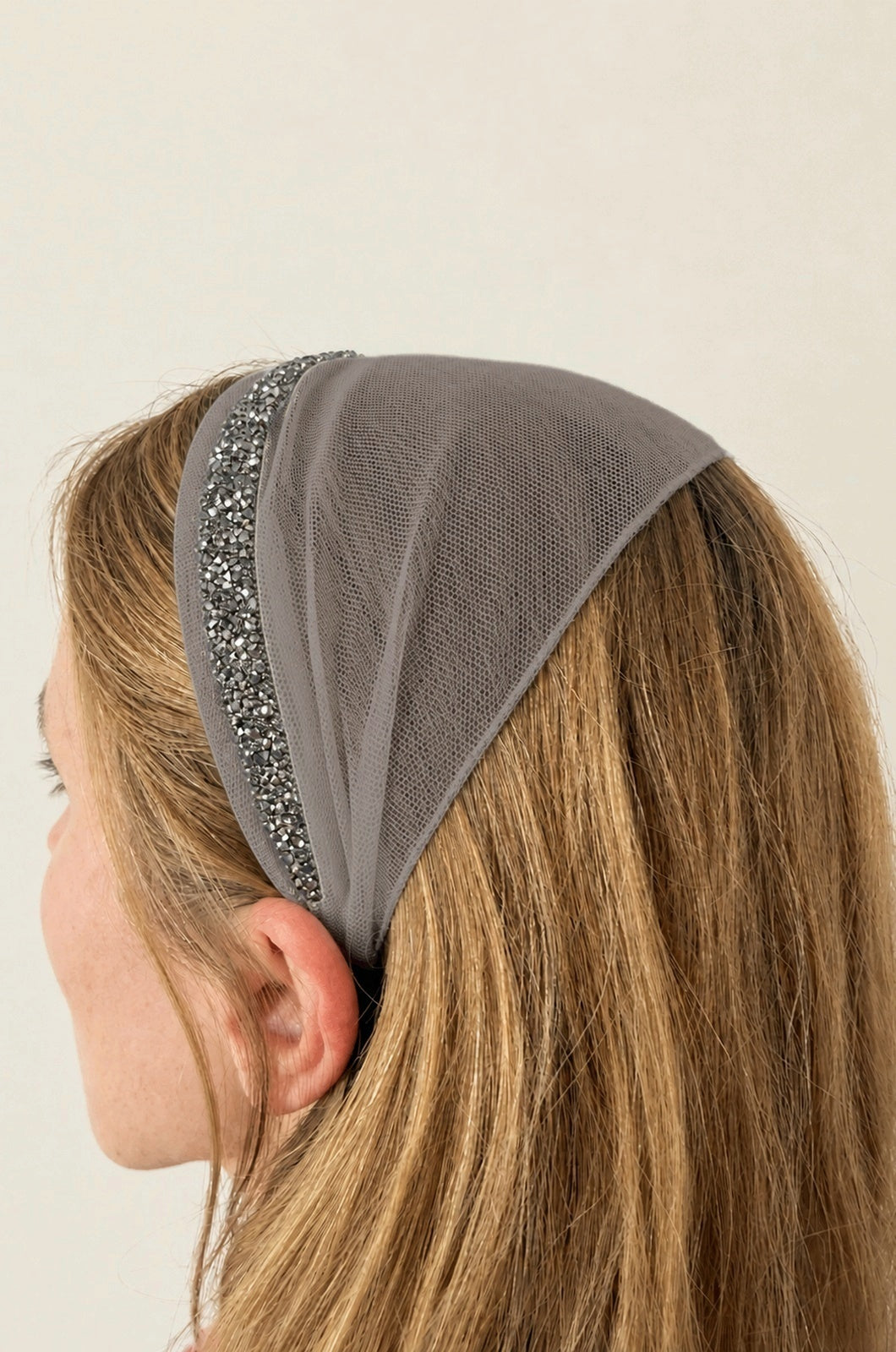 Bentita Tulle pe cordeluta cu sclipici, culoare Toupe 63, sclipici gri, pe cap