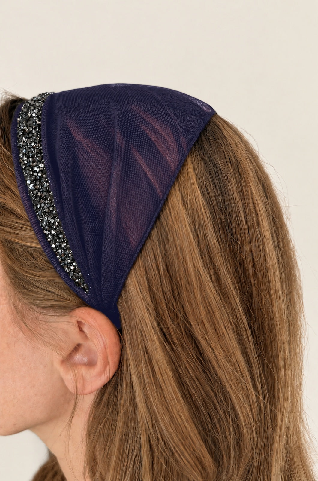 Bentita Tulle pe cordeluta cu sclipici, culoare Mov 64, sclipici negru, pe cap