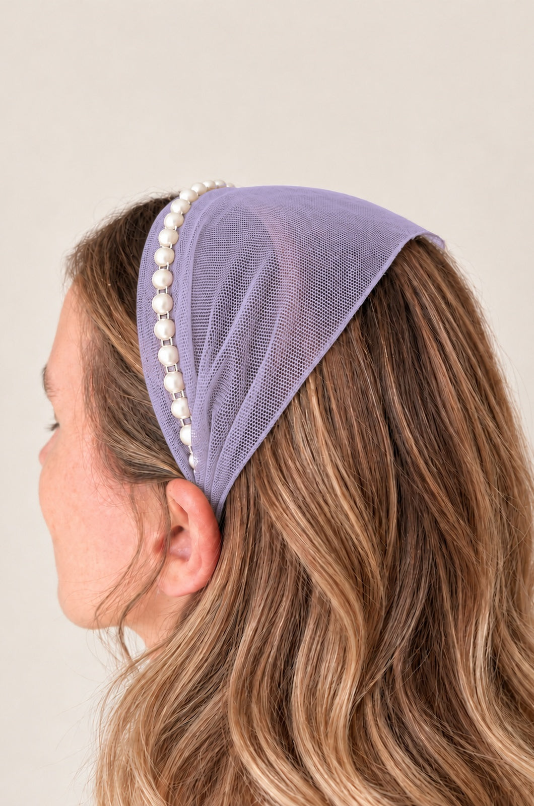 Bentita Tulle pe cordeluta cu perle, culoare Mov Deschis 65, perle albe, pe cap
