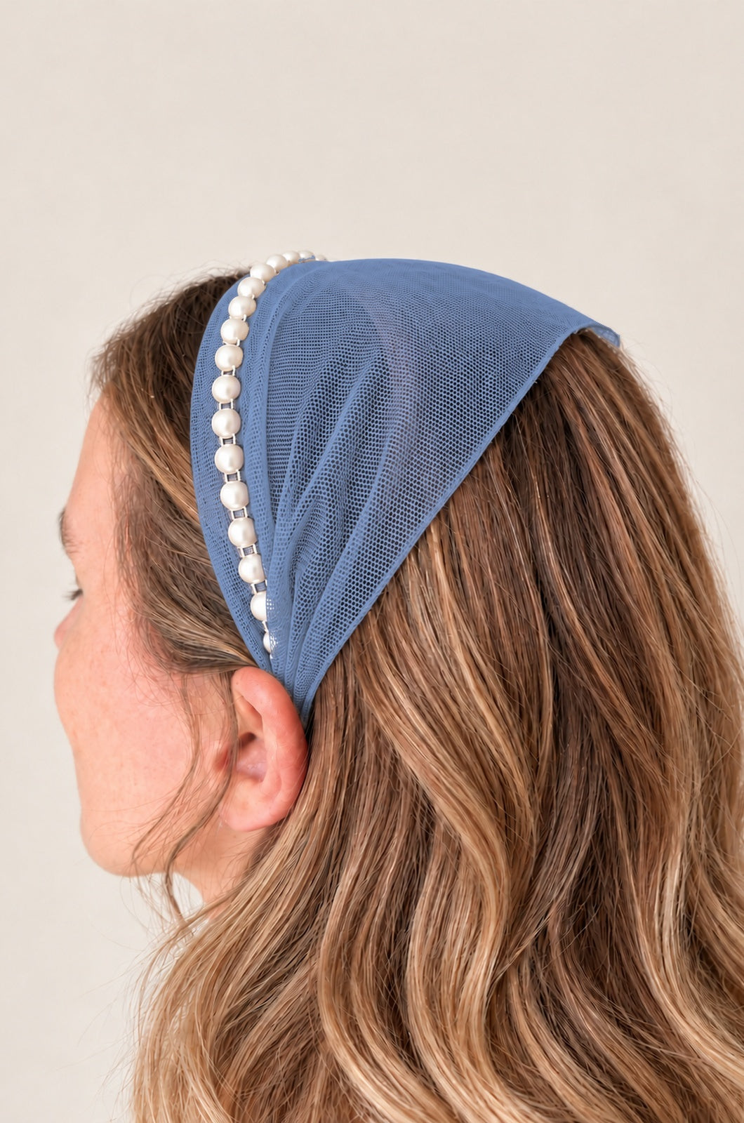 Bentita Tulle pe cordeluta cu perle, culoare Albastru 66, perle albe, pe cap