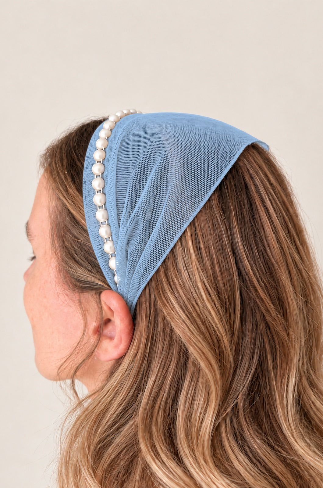 Bentita Tulle pe cordeluta cu perle, culoare Albastru deschis 67, perle albe, pe cap