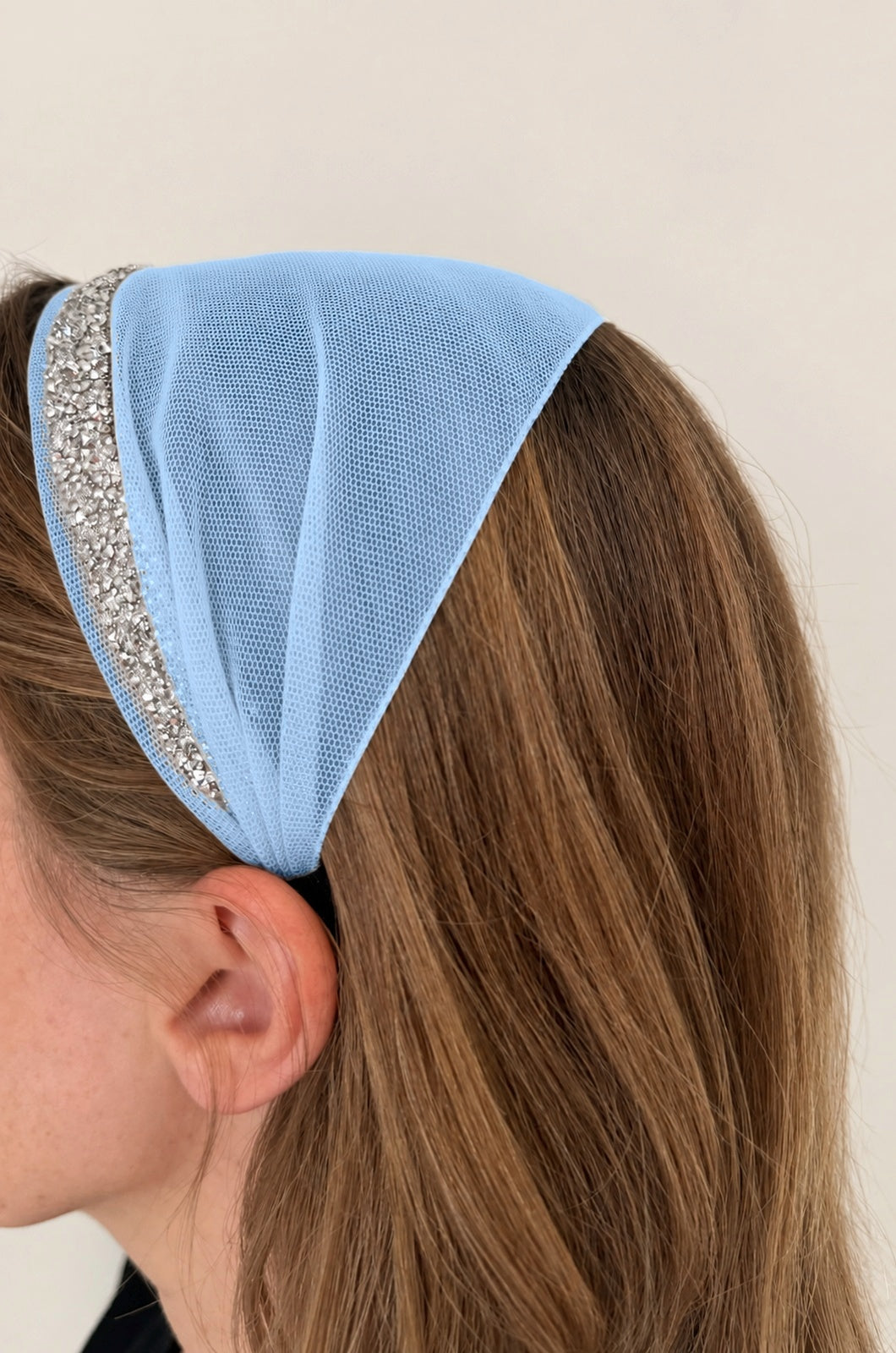 Bentita Tulle pe cordeluta cu sclipici, culoare Albastru deschis 67, sclipici argintiu, pe cap