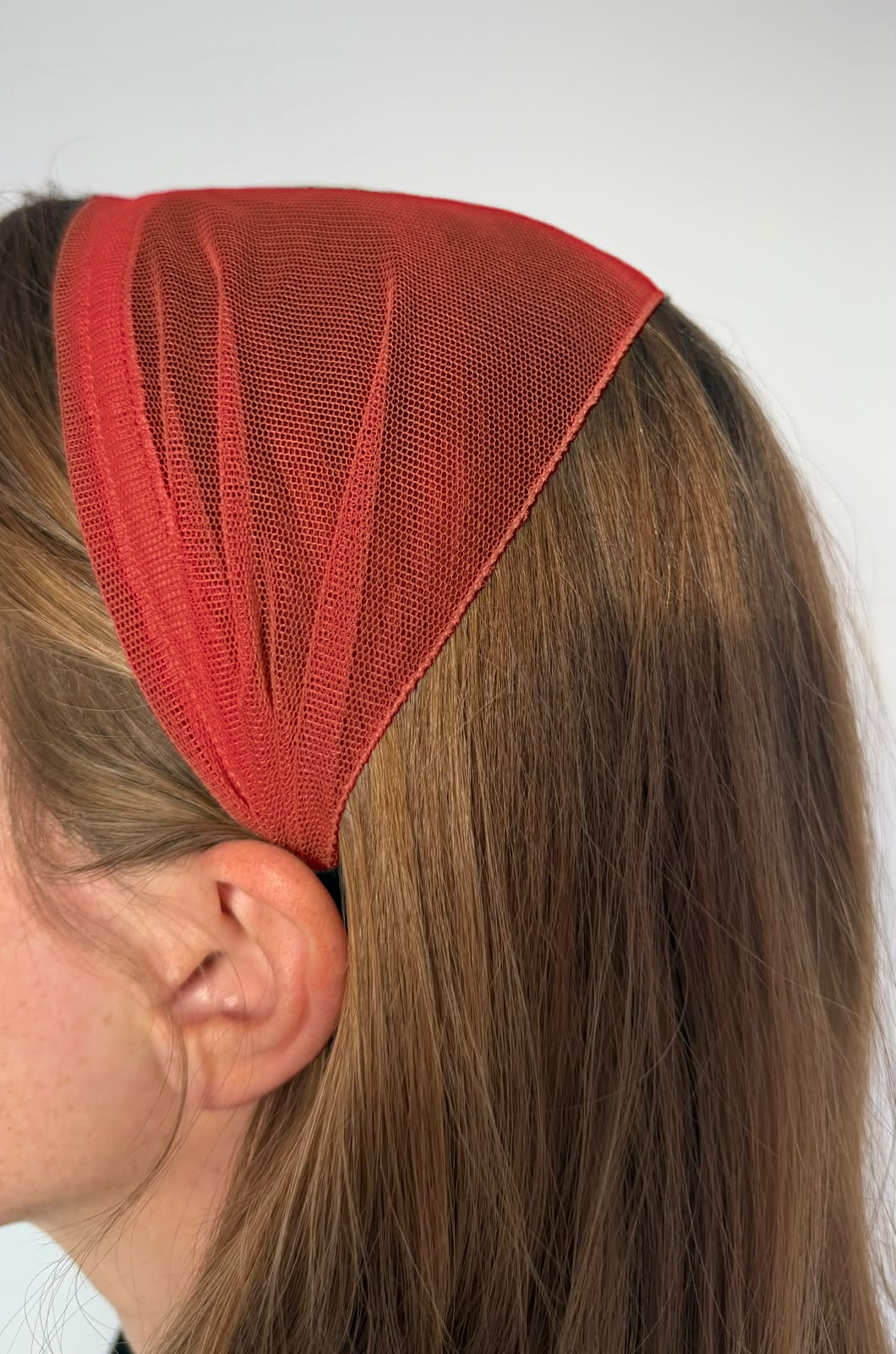 Bentita Tulle pe cordeluta, culoare Rosu 69, pe cap