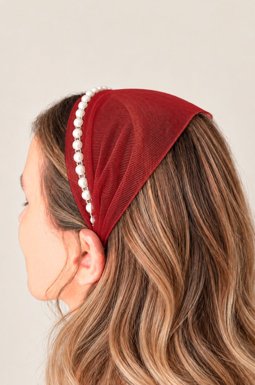 Bentita Tulle pe cordeluta cu perle, culoare Rosu 69, perle albe, pe cap