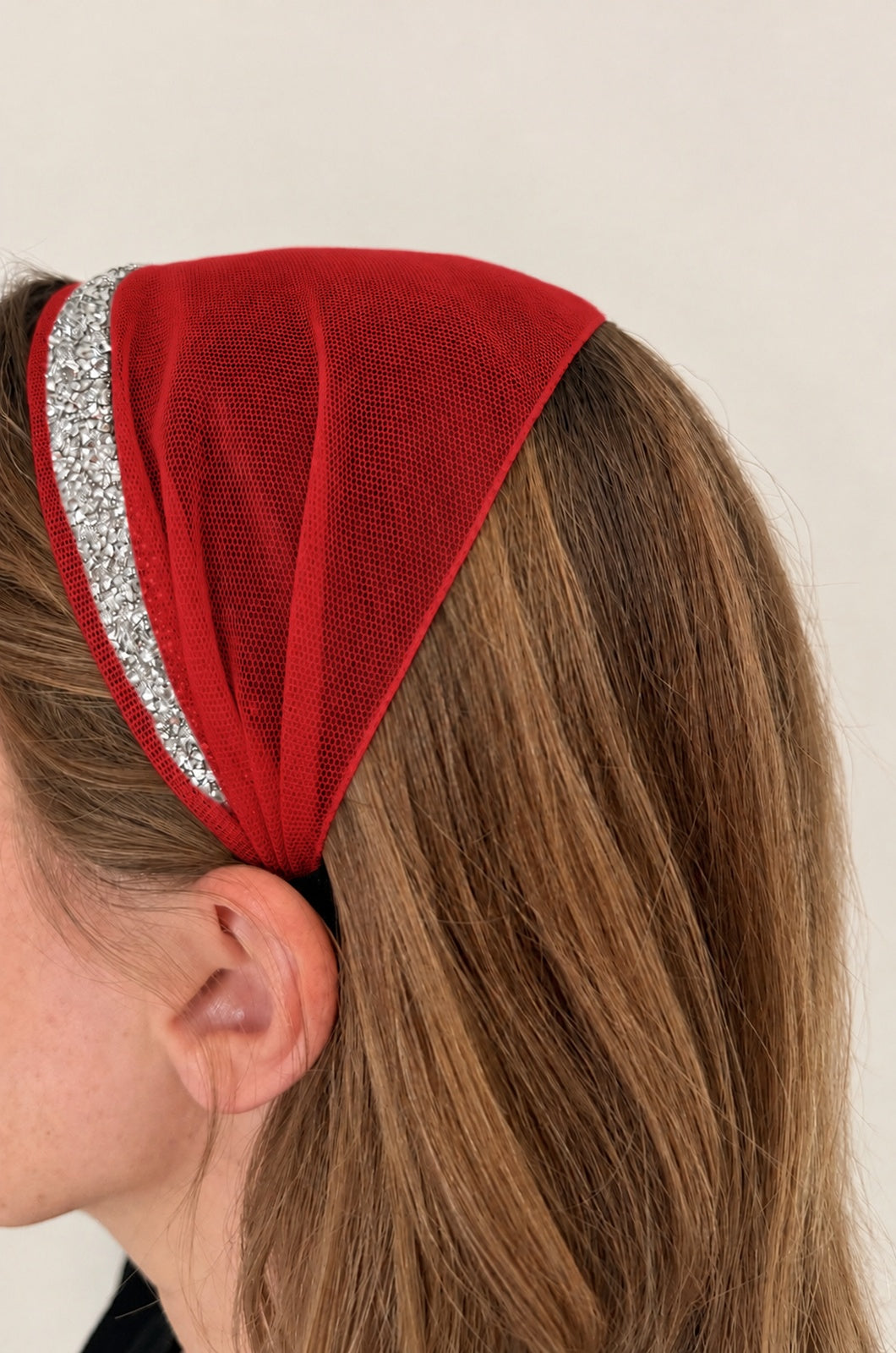 Bentita Tulle pe cordeluta cu sclipici, culoare Rosu 69, sclipici argintiu, pe cap
