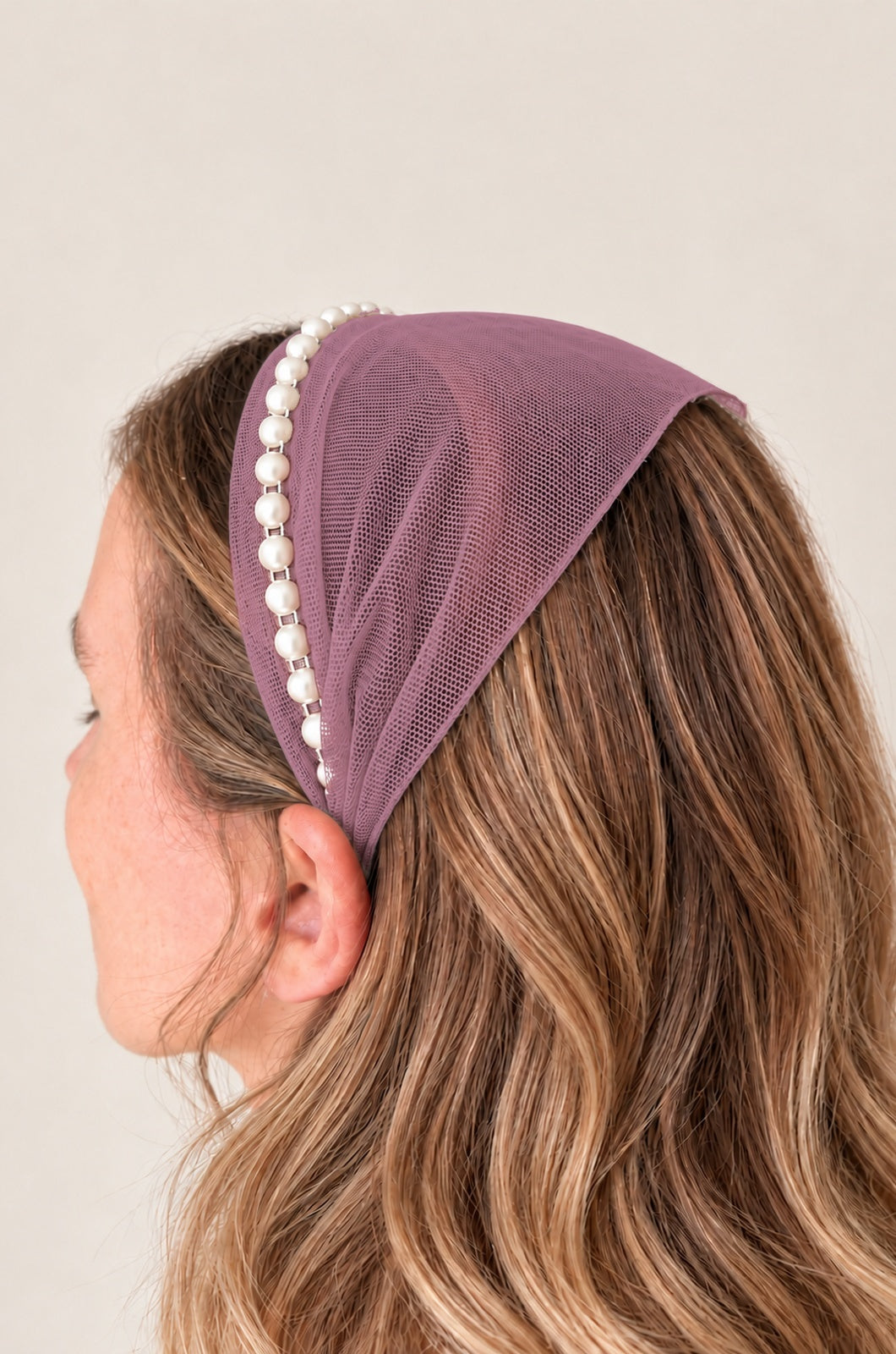 Bentita Tulle pe cordeluta cu perle, culoare Roz 70, perle albe, pe cap