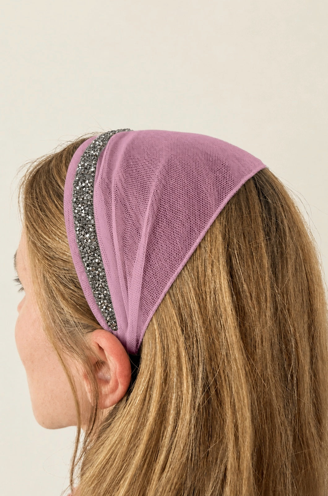 Bentita Tulle pe cordeluta cu sclipici, culoare Roz 70, sclipici gri, pe cap