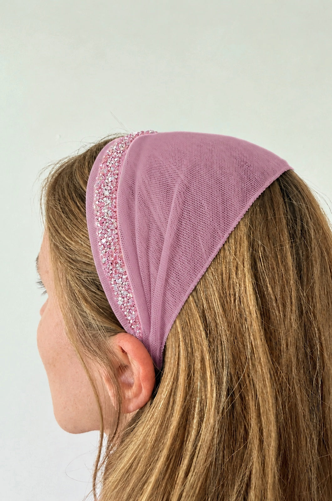 Bentita Tulle pe cordeluta cu sclipici, culoare Roz 70, sclipici roz cu argintiu, pe cap