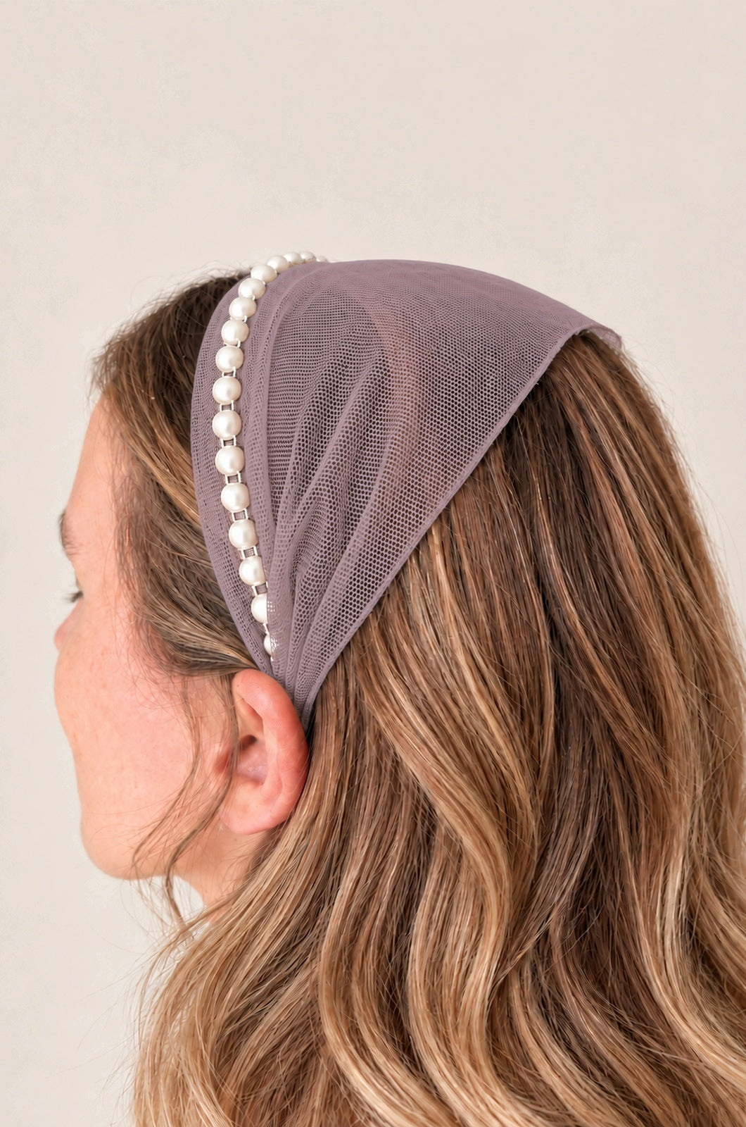 Bentita Tulle pe cordeluta cu perle, culoare Roz pudra 71, perle albe, pe cap