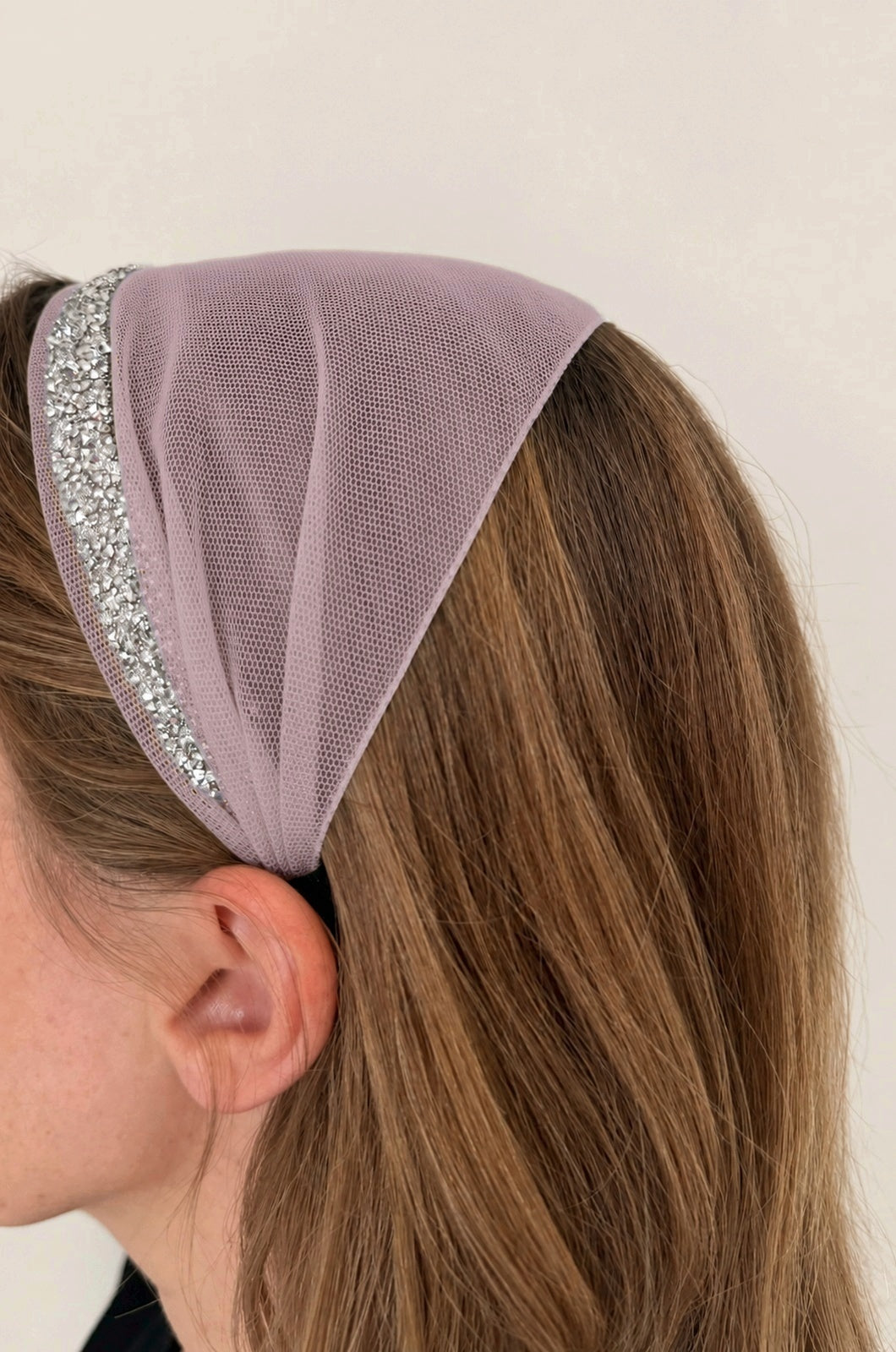 Bentita Tulle pe cordeluta cu sclipici, culoare Roz pudra 71, sclipici argintiu, pe cap