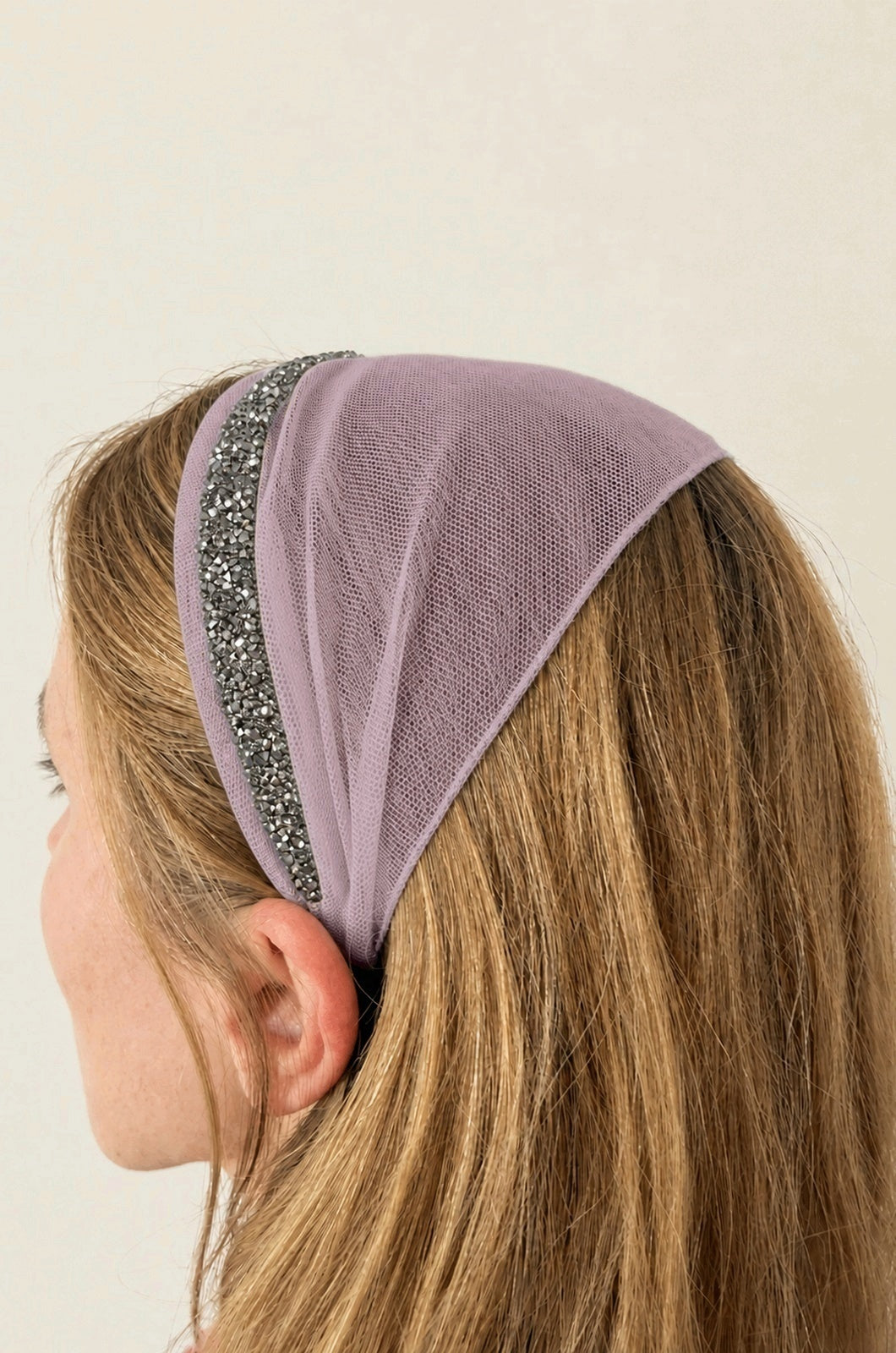Bentita Tulle pe cordeluta cu sclipici, culoare Roz pudra 71, sclipici gri, pe cap