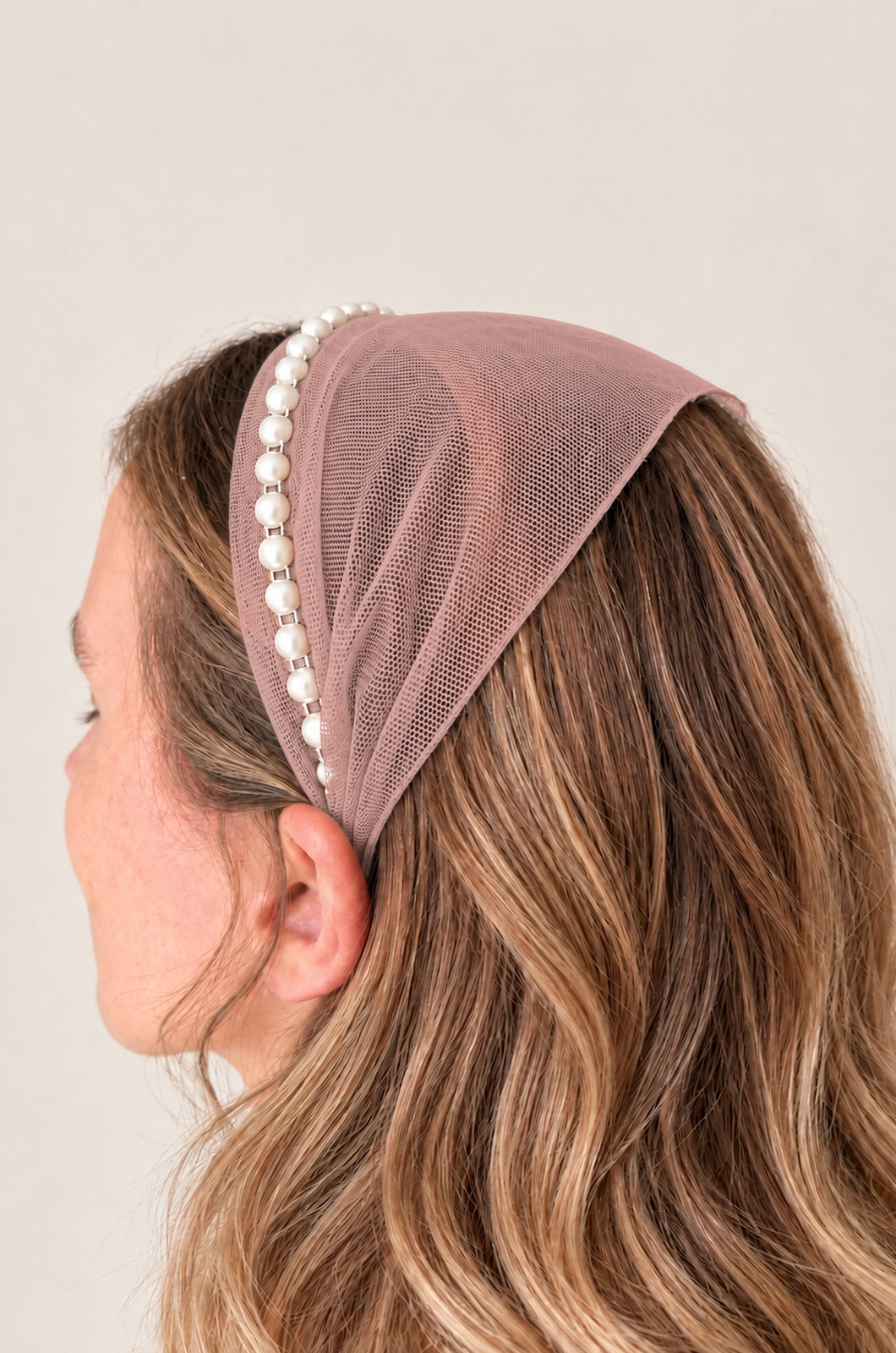 Bentita Tulle pe cordeluta cu perle, culoare Plamaniu 72, perle albe, pe cap