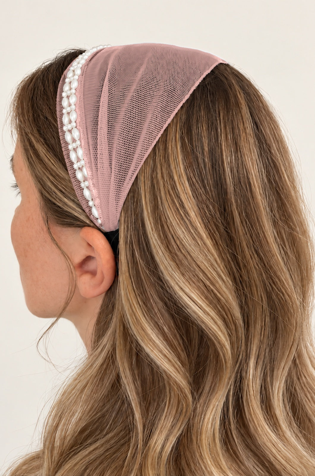 Bentita Tulle pe cordeluta cu perle, culoare Plamaniu 72, perle duble albe, pe cap