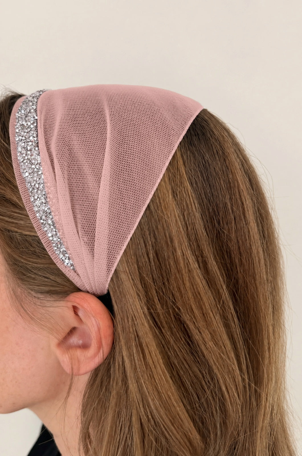 Bentita Tulle pe cordeluta cu sclipici, culoare Plamaniu 72, sclipici argintiu, pe cap