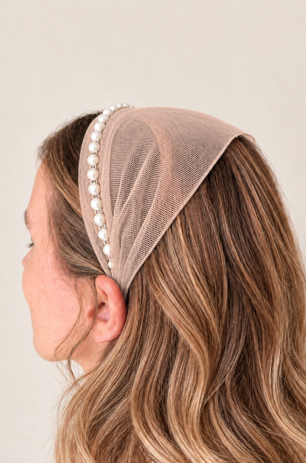 Bentita Tulle pe cordeluta cu perle, culoare Piersica 73, perle albe, pe cap