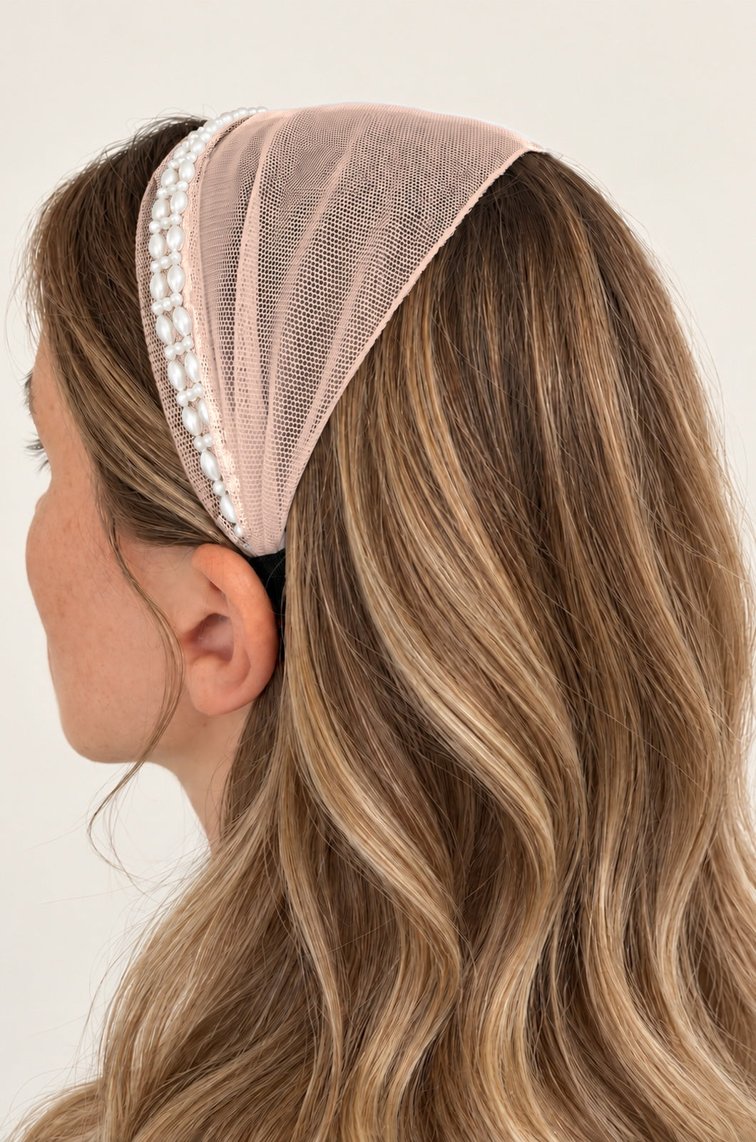Bentita Tulle pe cordeluta cu perle, culoare Piersica 73, perle duble albe, pe cap