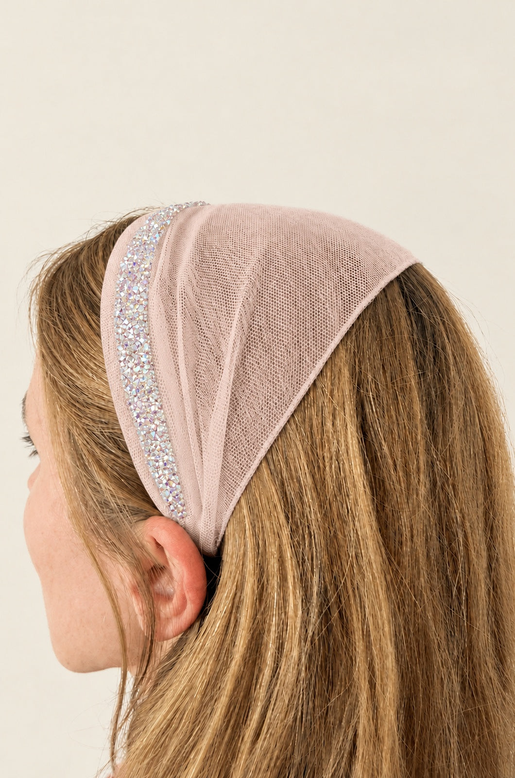 Bentita Tulle pe cordeluta cu sclipici, culoare Piersica 73, sclipici alb transparent, pe cap