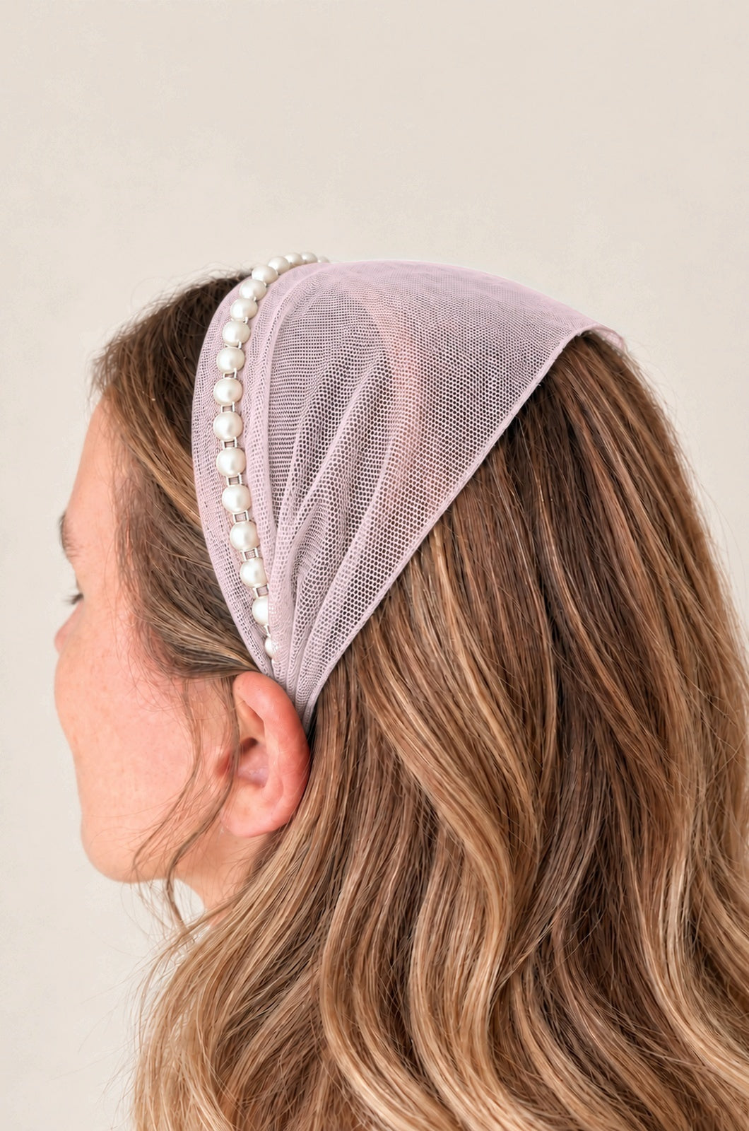 Bentita Tulle pe cordeluta cu perle, culoare Roz deschis 74, perle albe, pe cap