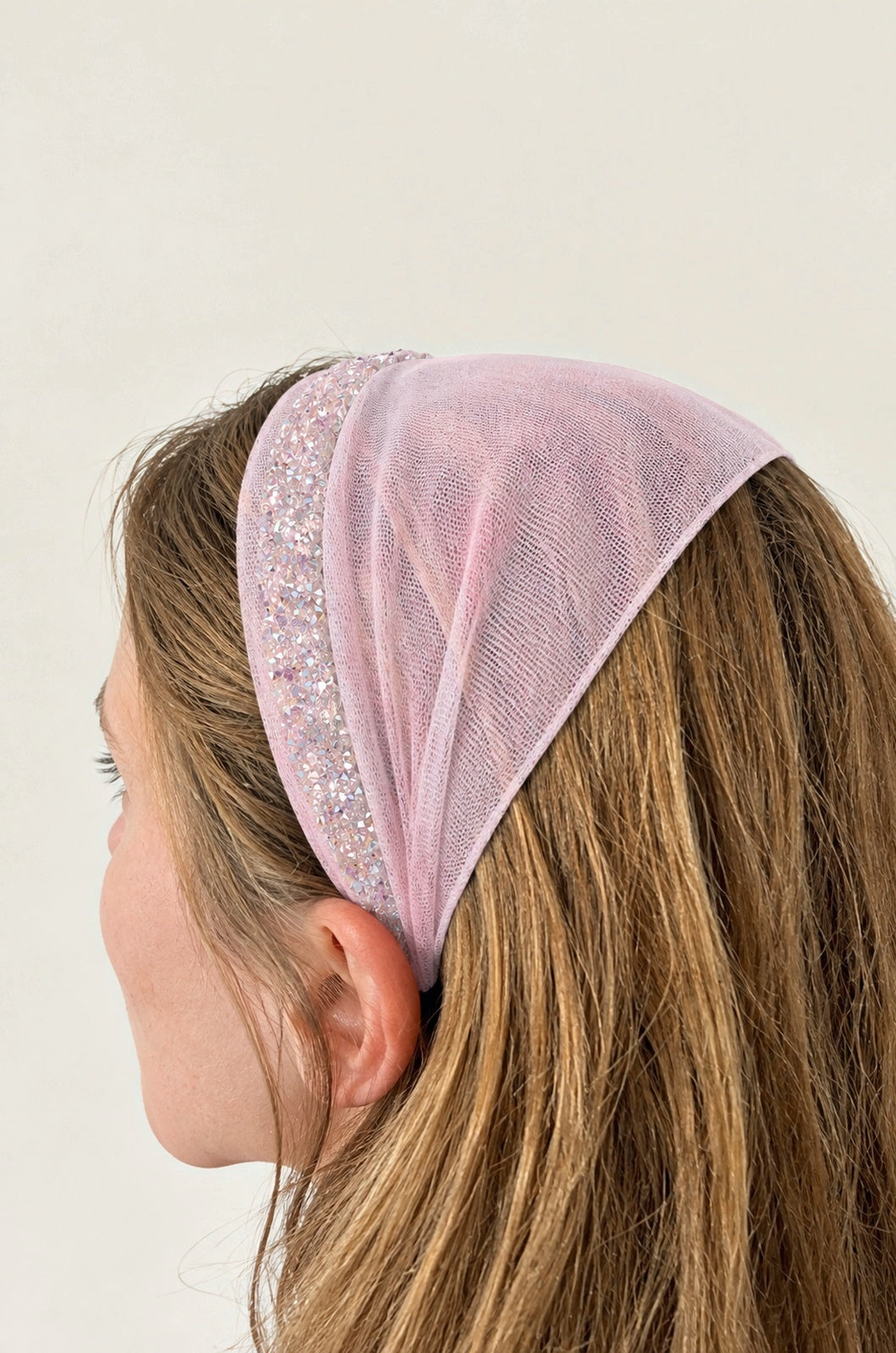 Bentita Tulle pe cordeluta cu sclipici, culoare Roz deschis 74, sclipici alb transparent, pe cap