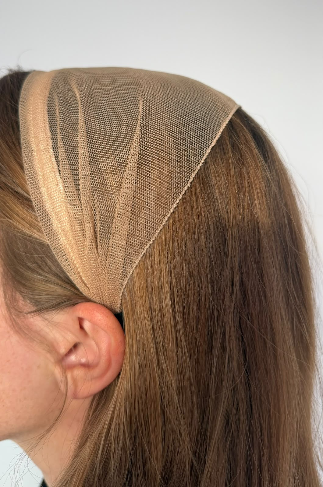 Bentita Tulle pe cordeluta, culoare Crem inchis 75, pe cap