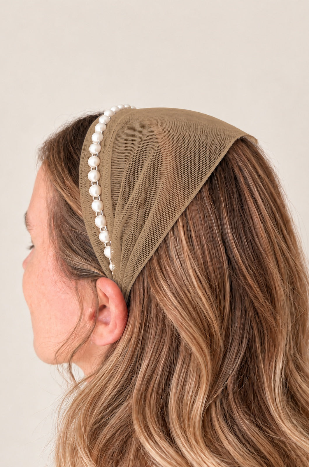 Bentita Tulle pe cordeluta cu perle, culoare Crem inchis 75, perle albe, pe cap