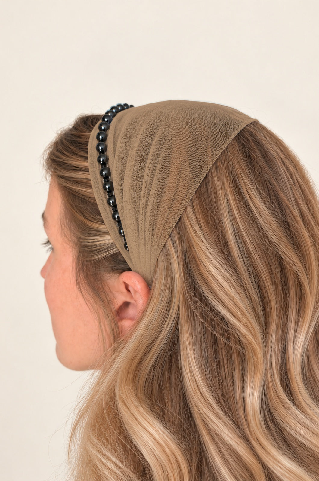 Bentita Tulle pe cordeluta cu perle, culoare Crem inchis 75, perle negre, pe cap