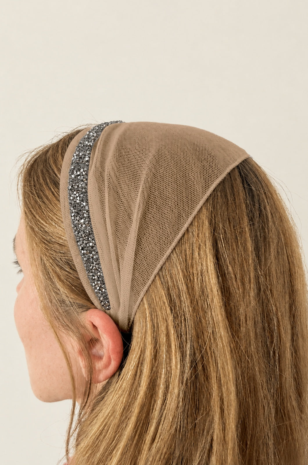 Bentita Tulle pe cordeluta cu sclipici, culoare Crem inchis 75, sclipici gri, pe cap