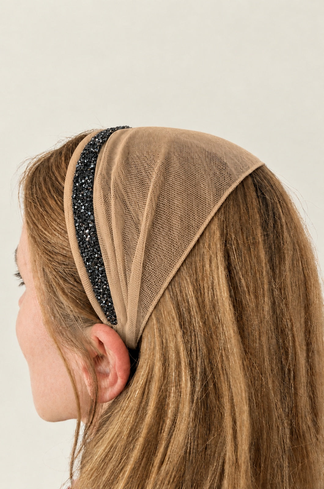 Bentita Tulle pe cordeluta cu sclipici, culoare Crem inchis 75, sclipici negru, pe cap