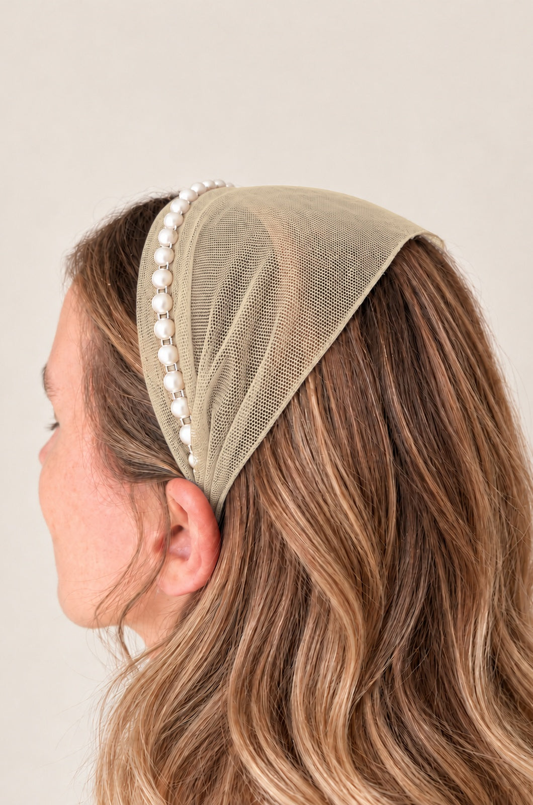 Bentita Tulle pe cordeluta cu perle, culoare Crem deschis 76, perle albe, pe cap