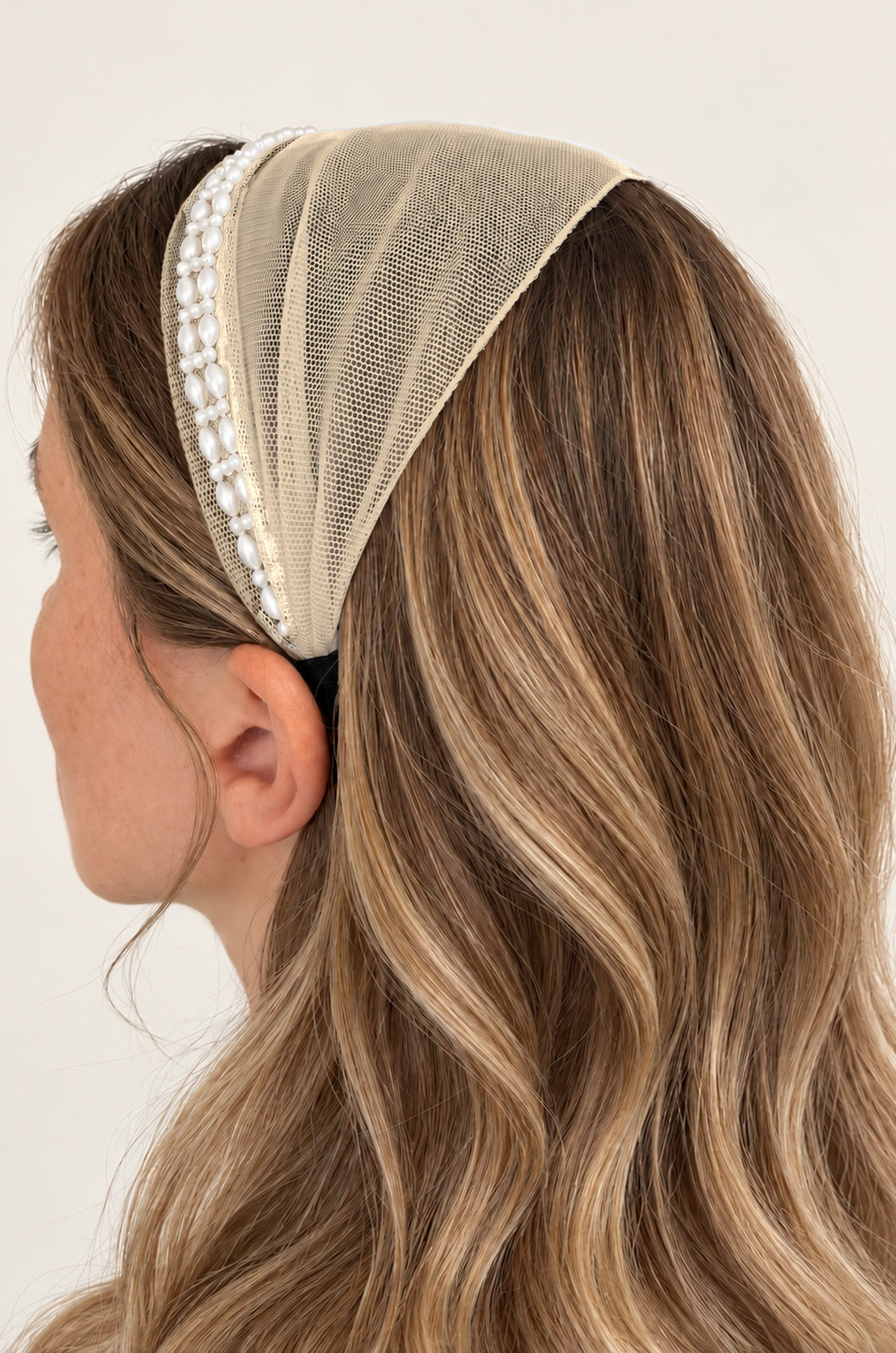 Bentita Tulle pe cordeluta cu perle, culoare Crem deschis 76, perle duble albe, pe cap