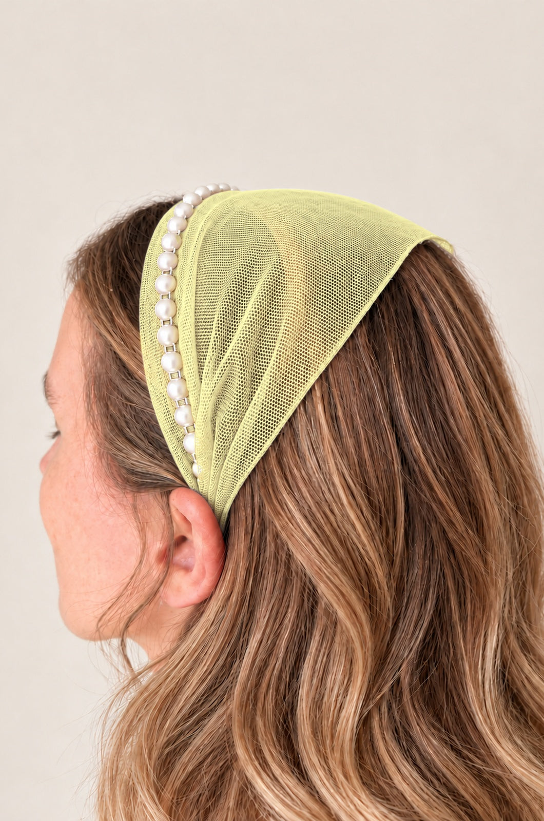 Bentita Tulle pe cordeluta cu perle, culoare Galben Pai 77, perle albe, pe cap