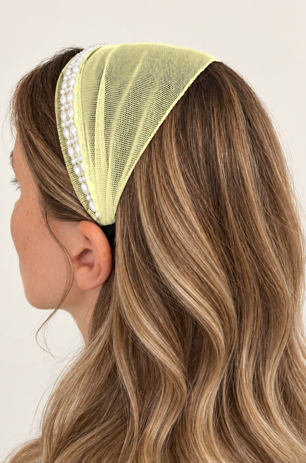 Bentita Tulle pe cordeluta cu perle, culoare Galben Pai 77, perle duble albe, pe cap