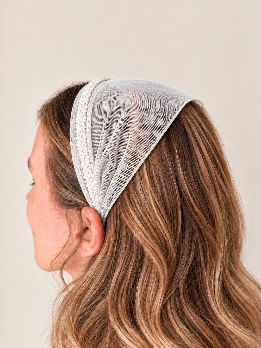 Bentita Tulle pe cordeluta cu margele, culoare Alb 78, margele albe, pe cap