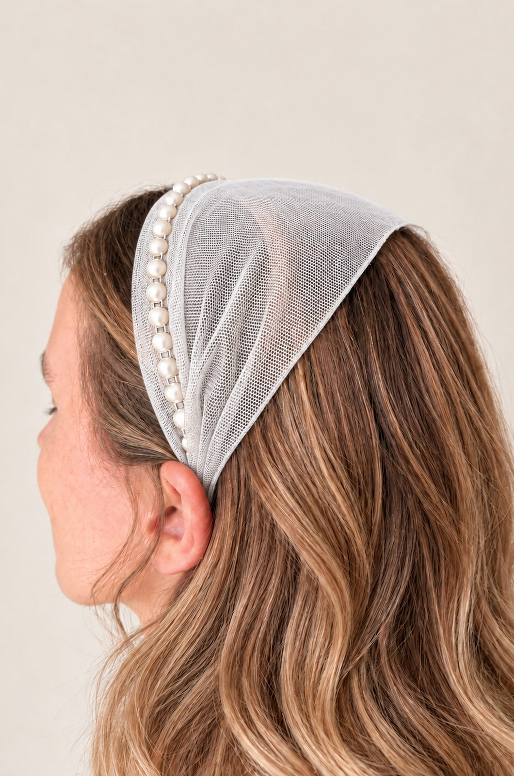 Bentita Tulle pe cordeluta cu perle, culoare Alb 78, perle albe, pe cap