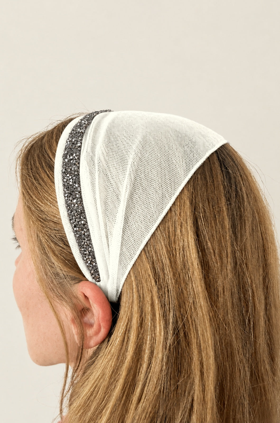 Bentita Tulle pe cordeluta cu sclipici, culoare Alb 78, sclipici gri, pe cap