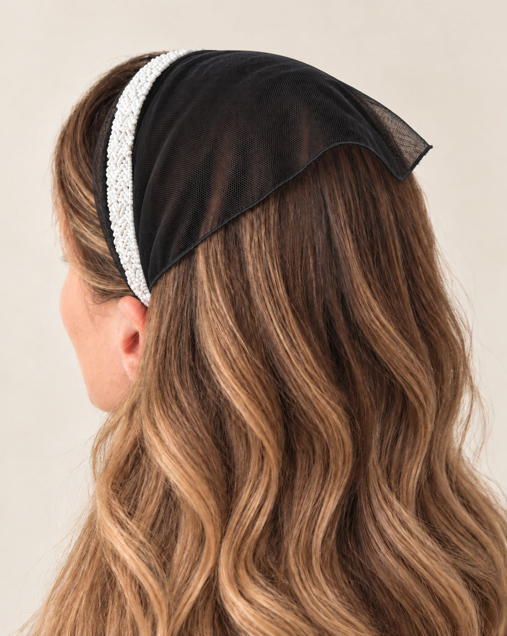 Batic Tulle pe cordeluta cu colt cu margele, culoare negru 50, margele albe, pe cap