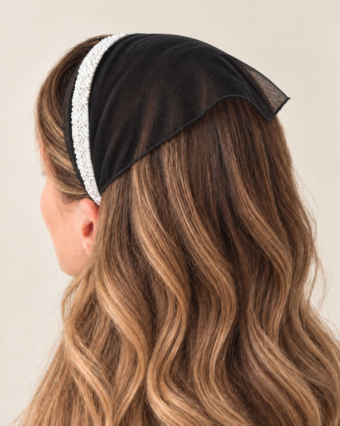 Batic Tulle pe cordeluta cu colt cu margele, culoare negru 50, margele albe, pe cap