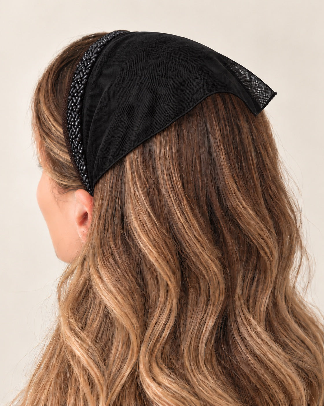Batic Tulle pe cordeluta cu colt cu margele, culoare negru 50, margele negre, pe cap