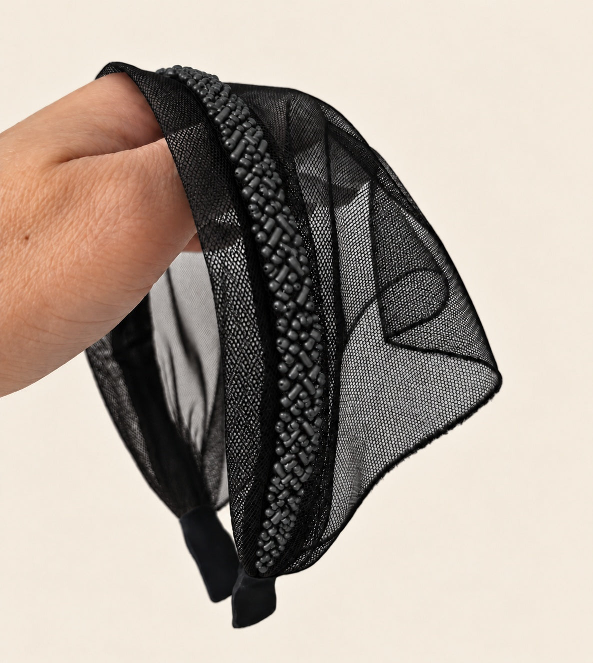 Batic Tulle pe cordeluta cu colt cu margele, culoare negru 50, margele negre, pe suprafață