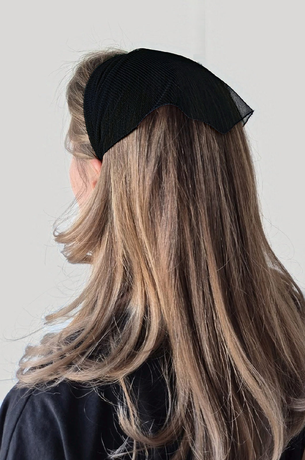 Batic Tulle cordeluta cu colt, culoare negru 50, pe cap