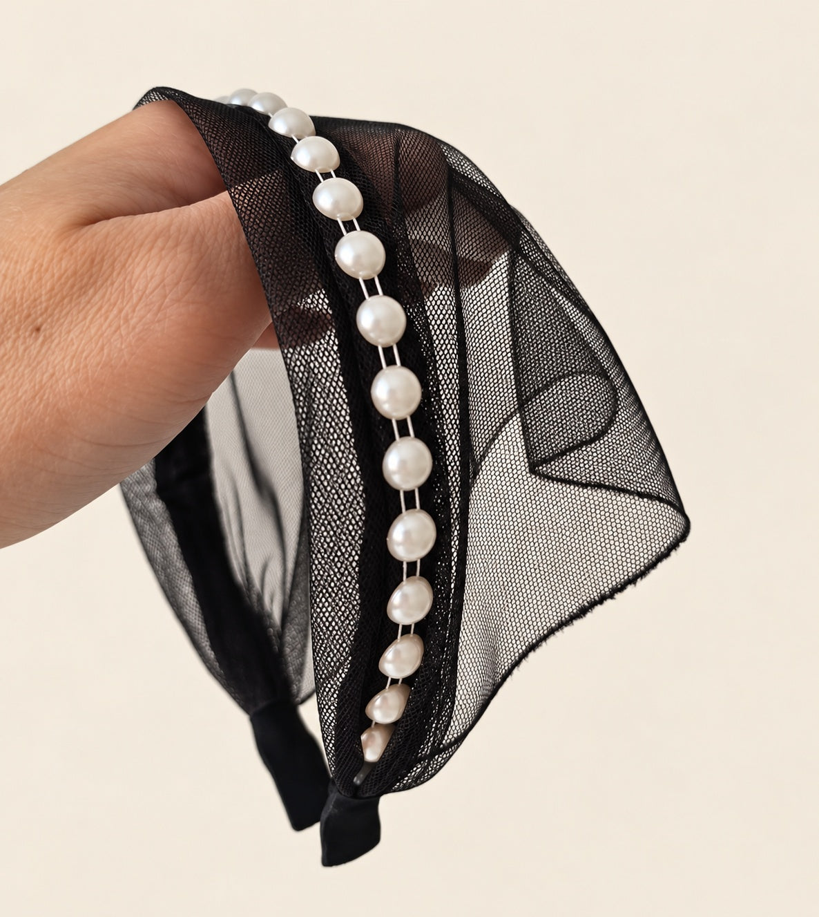 Batic Tulle cordeluta cu colt cu perle, culoare negru 50, perle albe, pe suprafață