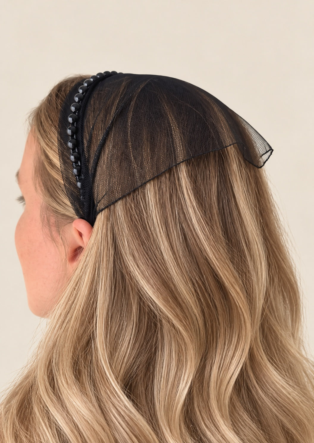 Batic Tulle cordeluta cu colt cu perle, culoare negru 50, perle negre, pe cap