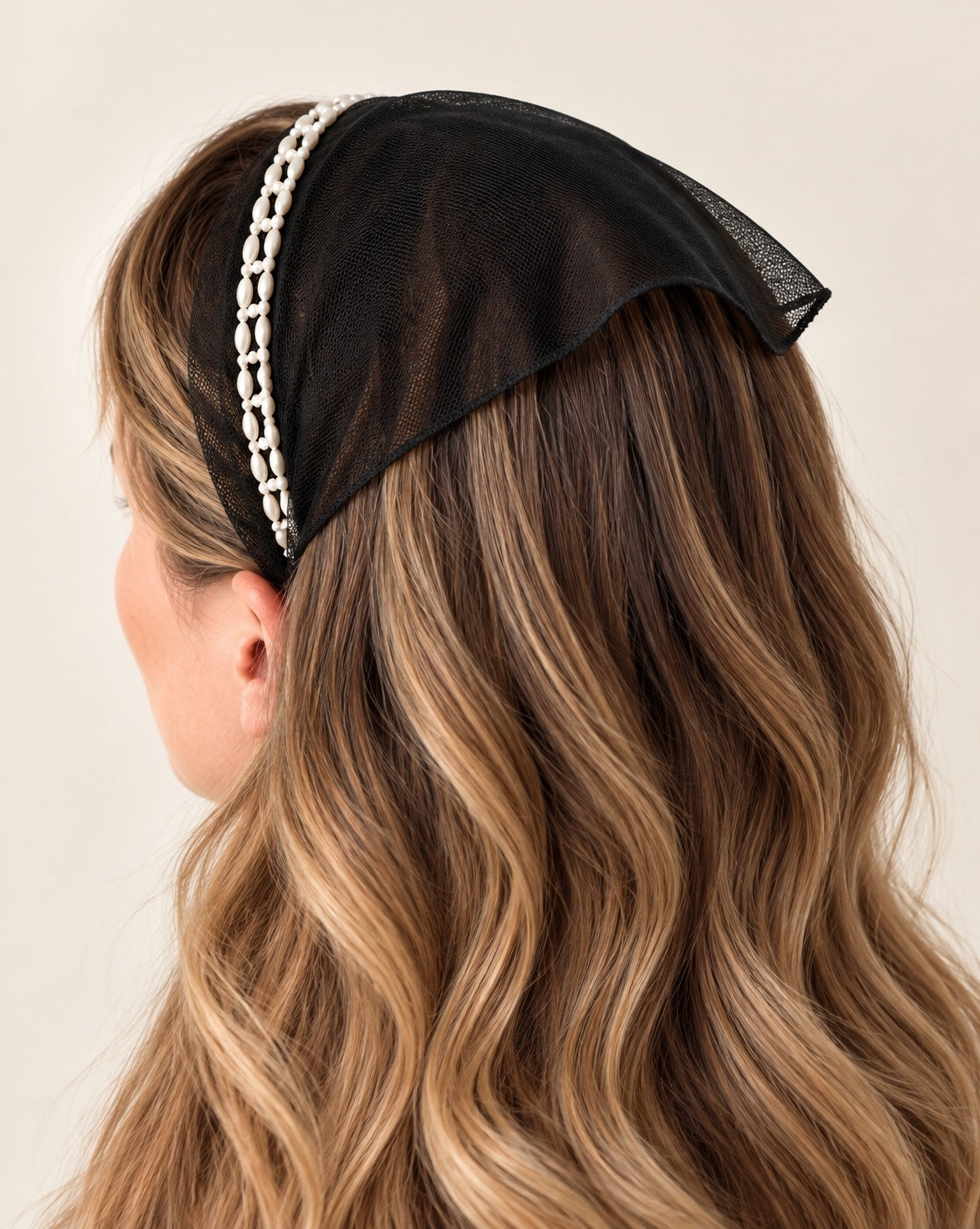 Batic Tulle cordeluta cu colt cu perle, culoare negru 50, perle duble albe, pe cap