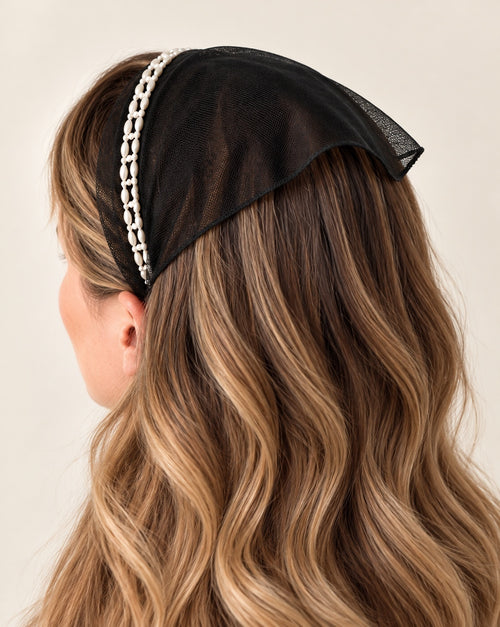 Batic Tulle cordeluta cu colt cu perle, culoare negru 50, perle duble albe, pe cap