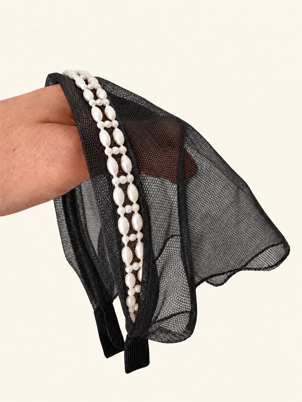 Batic Tulle cordeluta cu colt cu perle, culoare negru 50, perle duble albe, pe suprafață